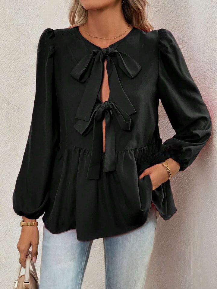 Damebluse med elegante sløjfedetaljer og voluminøse ærmer Stilla