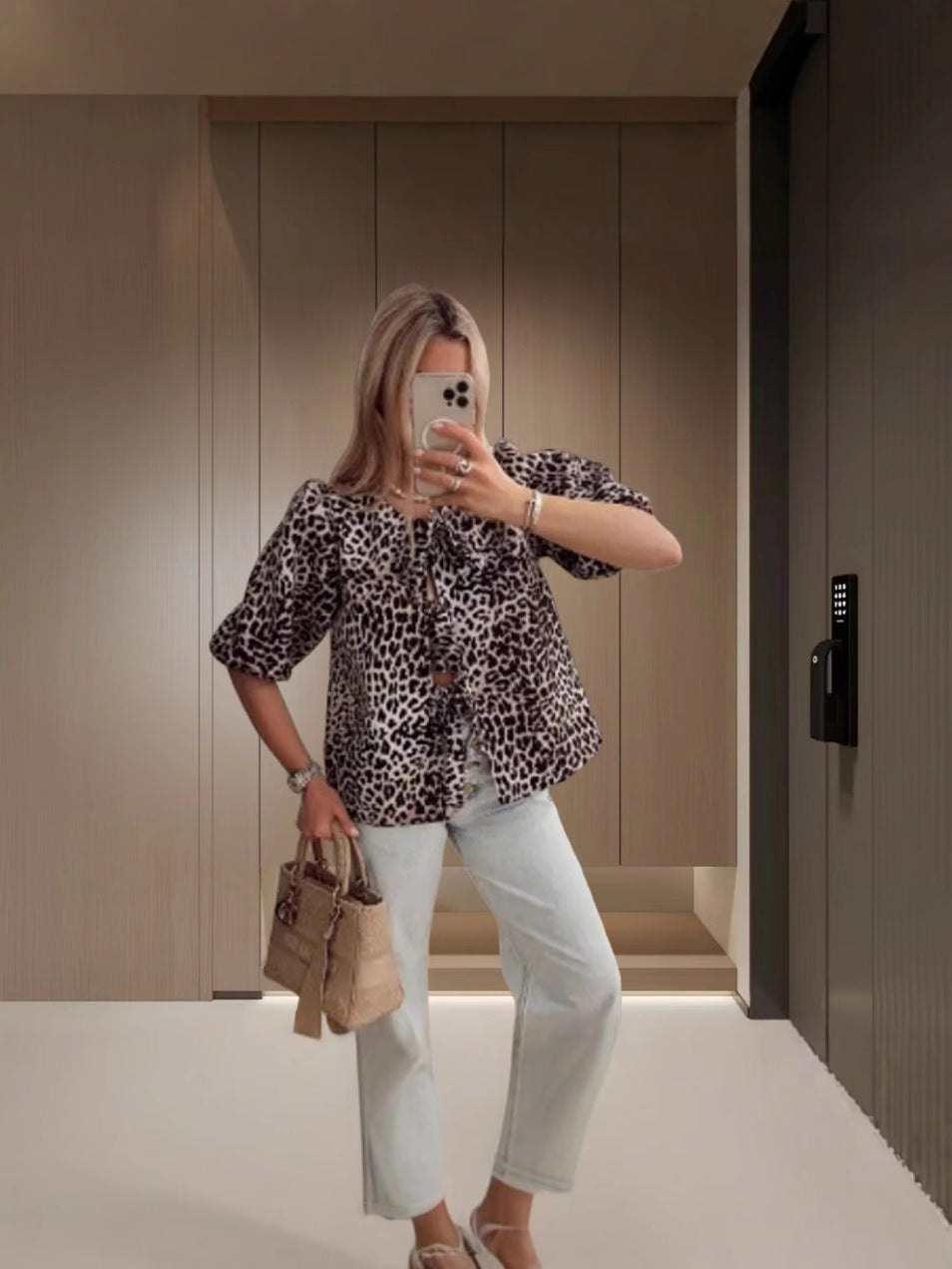 Dame kortærmet bluse i mode leopardprint med binde-detalje Stilla