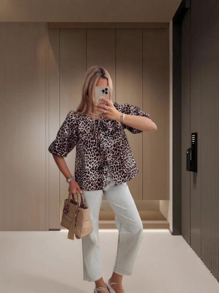 Dame kortærmet bluse i mode leopardprint med binde-detalje Stilla