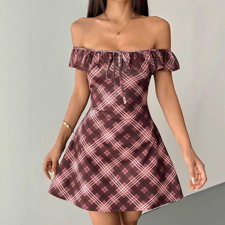 Dame Off-Shoulder Minikjole med legende volangkant og ternet design Skovae