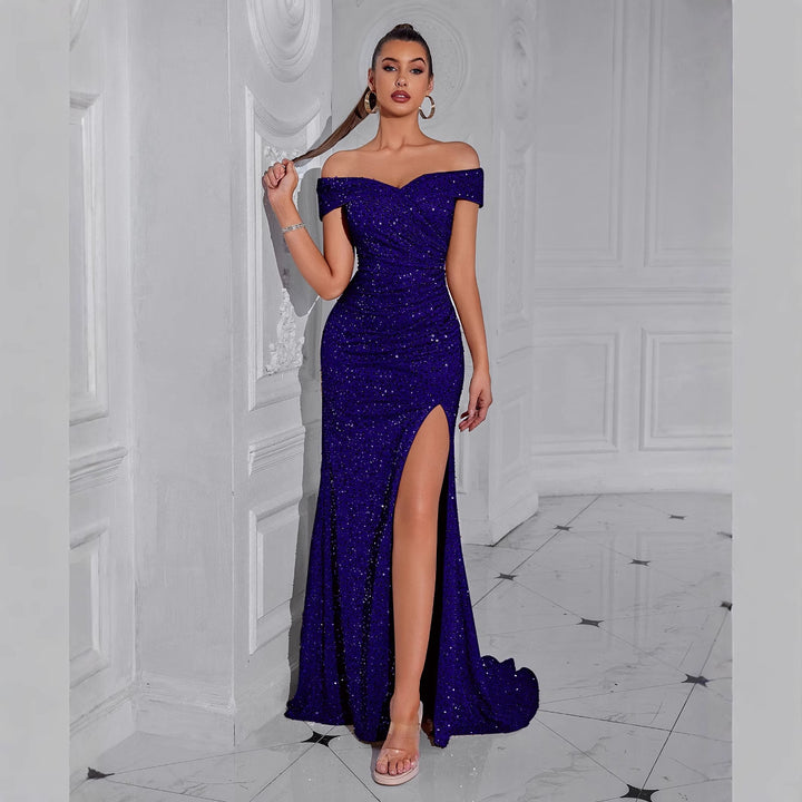 Kvinders elegant aftenkjole med off-shoulder design og glitrende pailletter Stilla