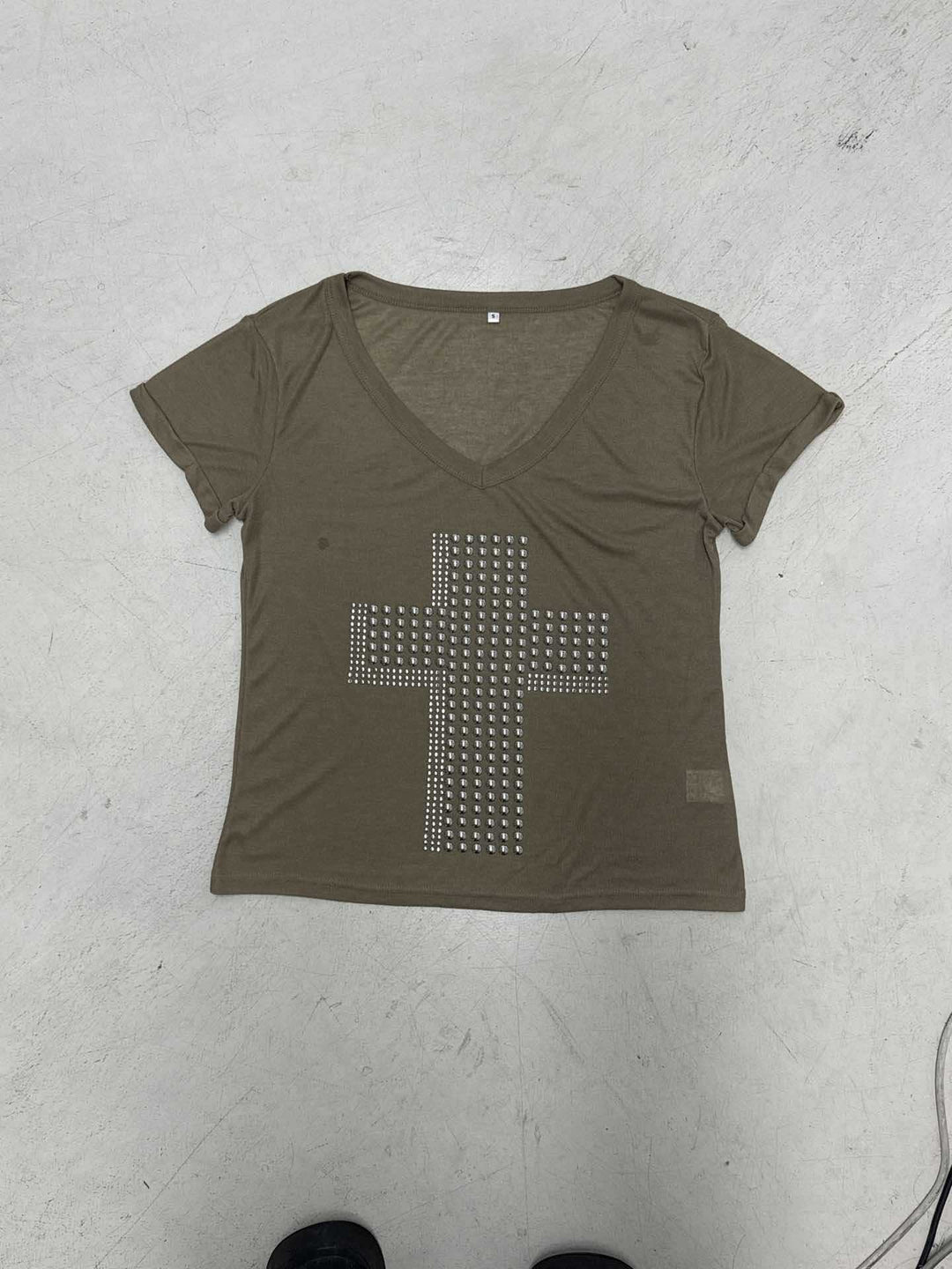 Damer V-hals T-shirt med stilfuldt nitte-dekor Skovae