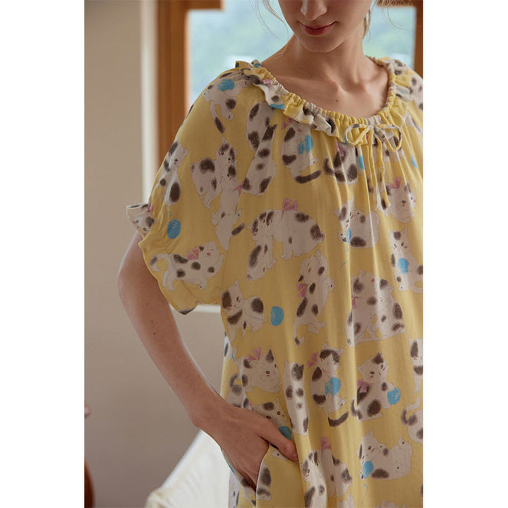 Dame pyjamasæt med legesygt kattemotiv og elastisk talje Stilla