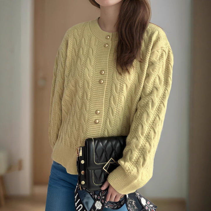 Dame cardigan med kabelmønster og elegante perleknapper Stilla