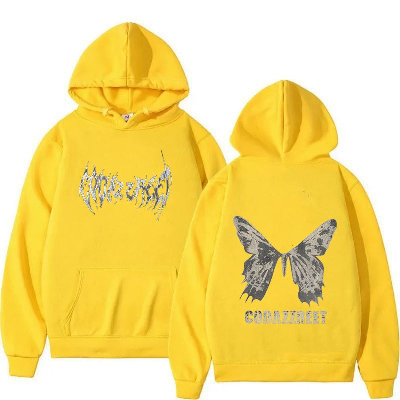 Kvinders hoodie med iøjnefaldende sommerfugl design og kunstnerisk skrift Skovae