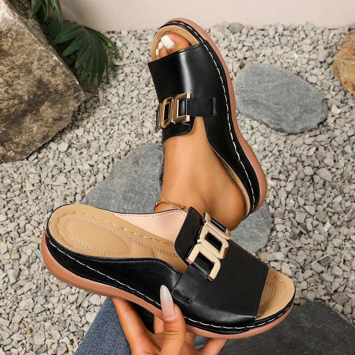 Dame mode pantofler med dekorative metallic-detaljer og komfortabel sål Stilla
