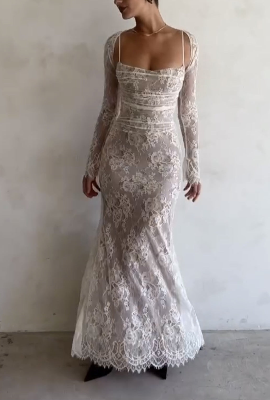Kvinders Blonde Maxi Kjole med Elegante Ruffles Detaljer og Dybt Slids