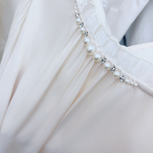 Damebluse med elegante flæsedetaljer og perledekoration Stilla