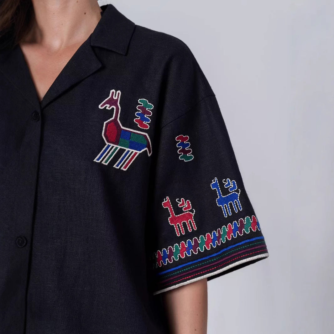 Dame kortærmet bluse med kunstnerisk dyrebroderi design og afslappet snit Stilla