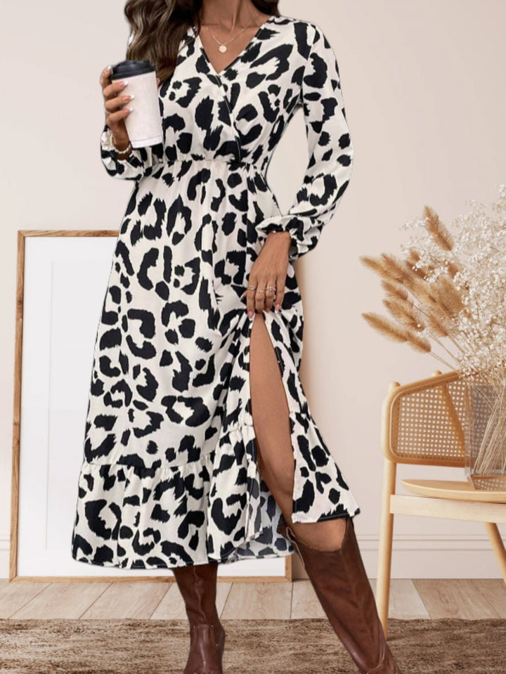Dame Maxikjole med moderne leopardmønster og feminin silhuet Stilla