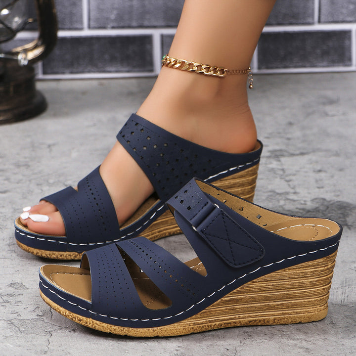 Dame wedge-sandaler med ergonomisk fodseng og mode skæredetaljer Stilla
