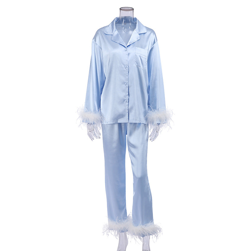 Dame Satin pyjamas med elegante fjerdetaljer Stilla