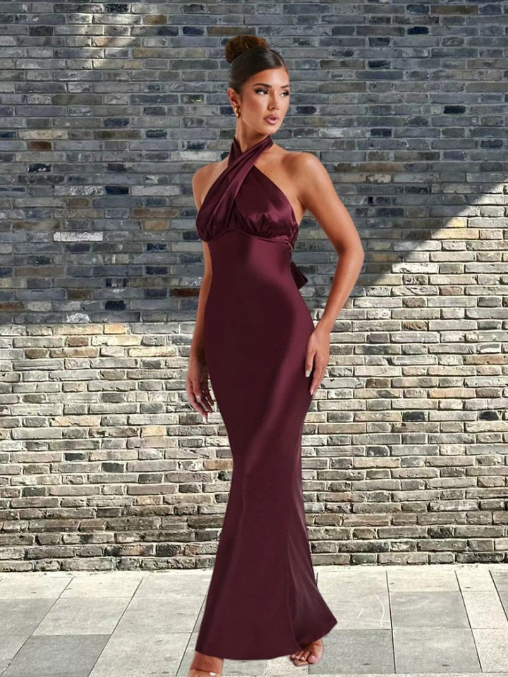 Dame aften kjole med skulderfri halterneck-form og elegant glans Stilla