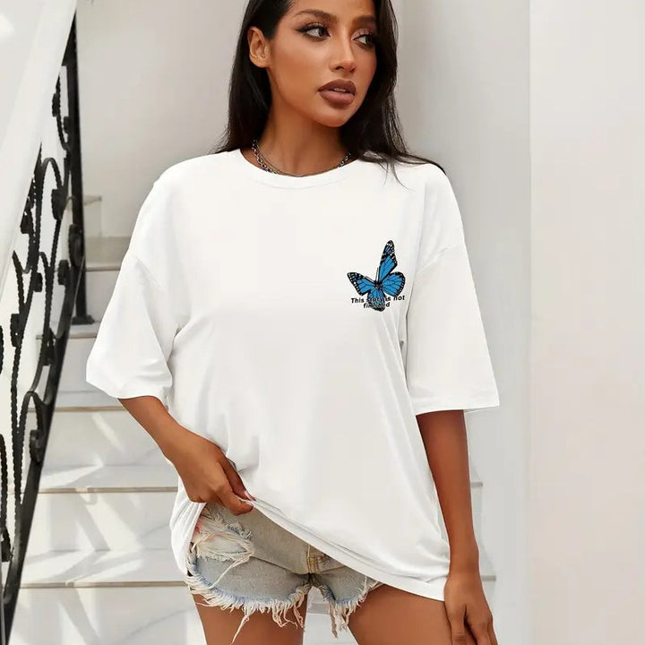 Dame T-shirt med kreativt sommerfuglemotiv og afslappet pasform Stilla