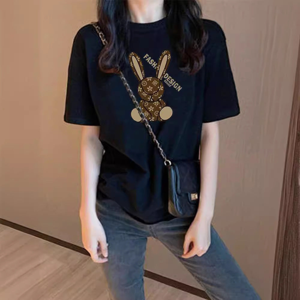Dame T-Shirt med kreativt kaninmotiv og moderne skrift Stilla