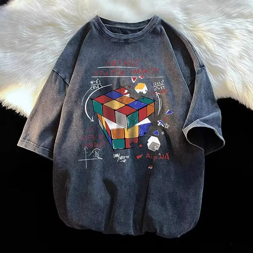 Dame T-shirt med kreativ terningmotiv og urban grafikdesign Stilla