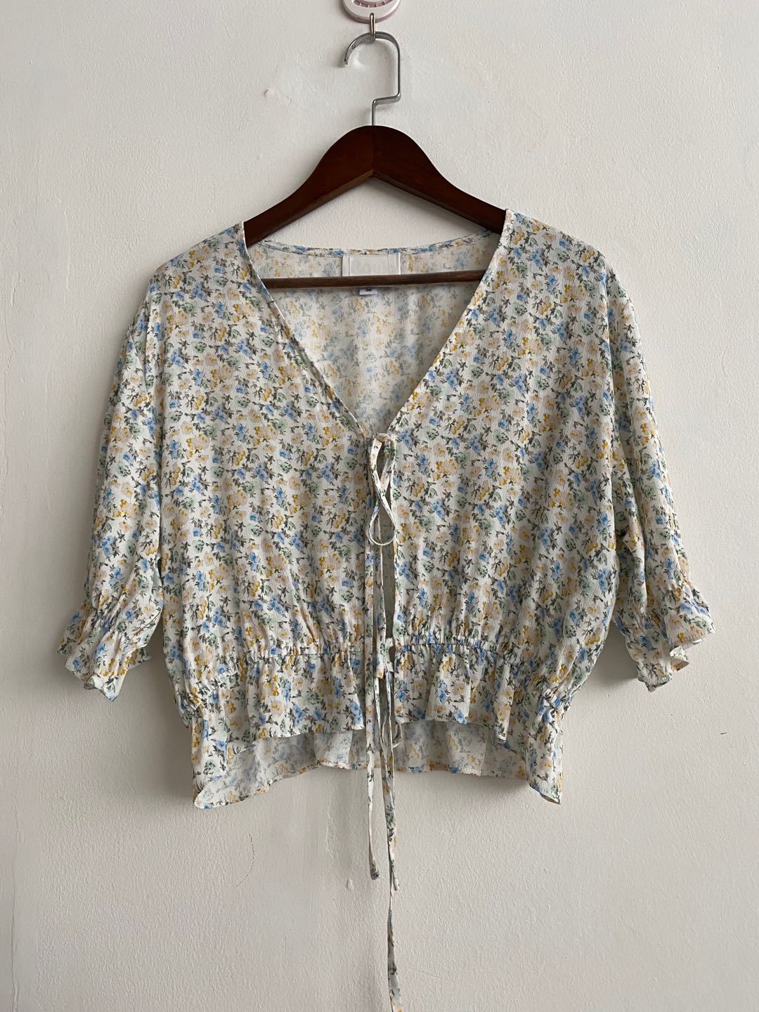 Dame luftig bluse med blomstret design og justerbar snor detalje Stilla