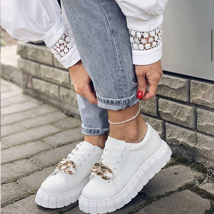 Dame Sneakers med trendy plateau og dekorative kæde-detaljer Stilla