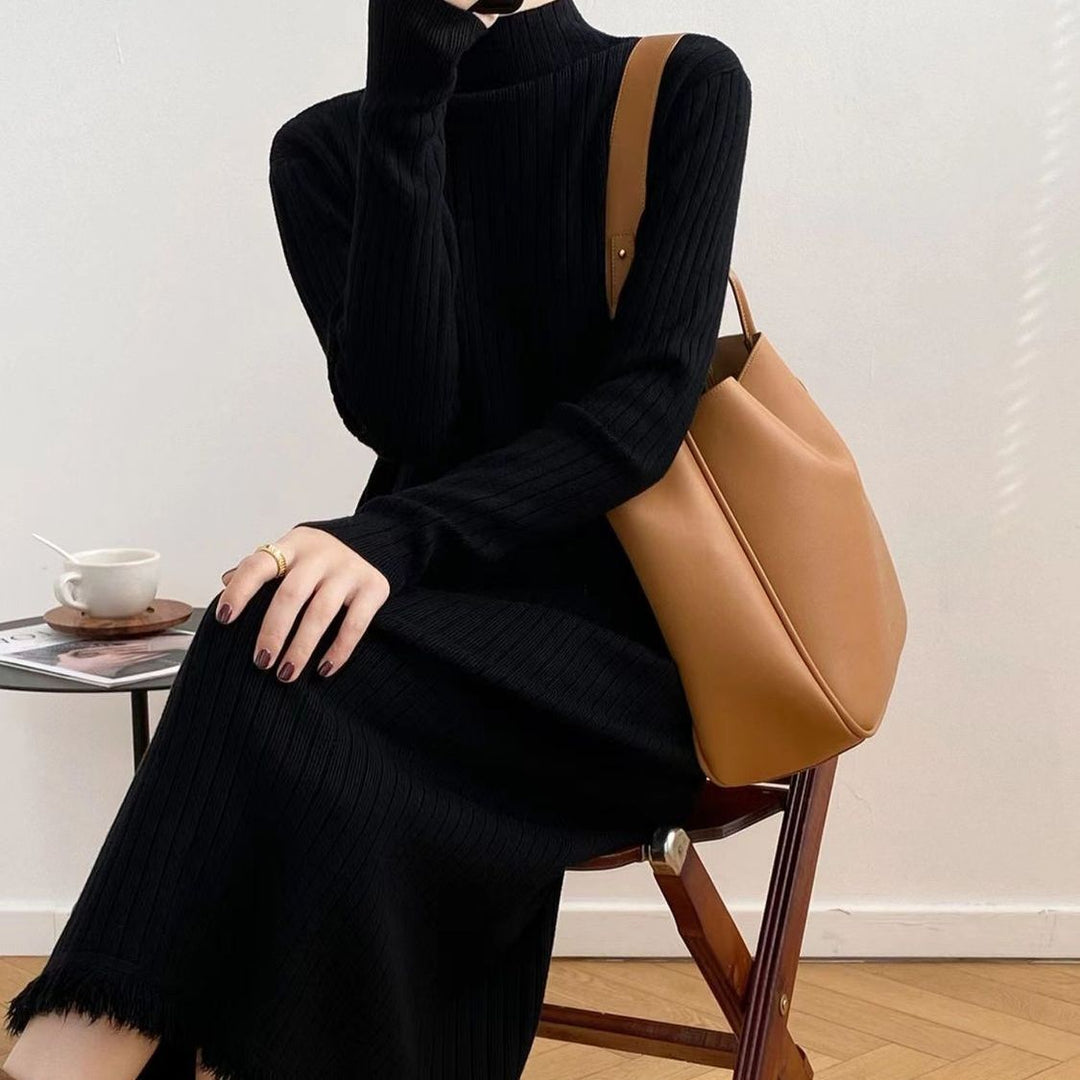 Kvinders langærmet strikket kjole med tekstureret rib-design og fluffy kant