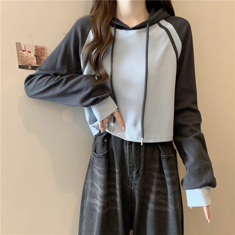 Femme Cropped Pullover Hoodie med kontrastærmer Stilla