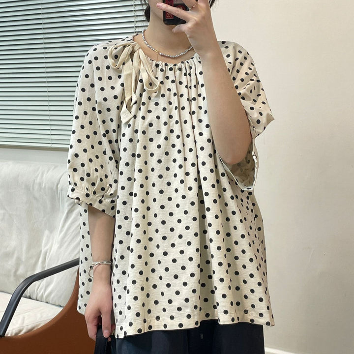 Femme Relaxed Fit Polka Dot Bluse med Flæsekant Stilla