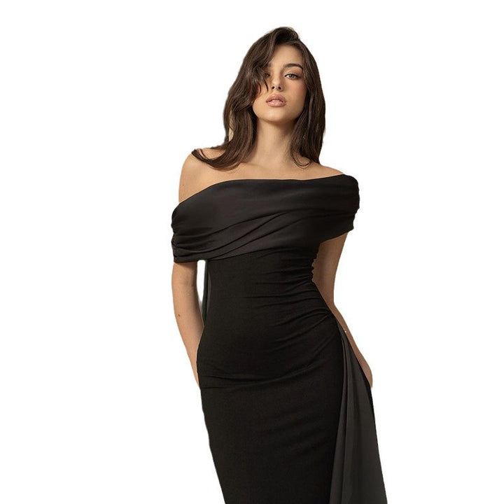 Dame aften kjole med elegant off-shoulder design og figurformende snit Skovae