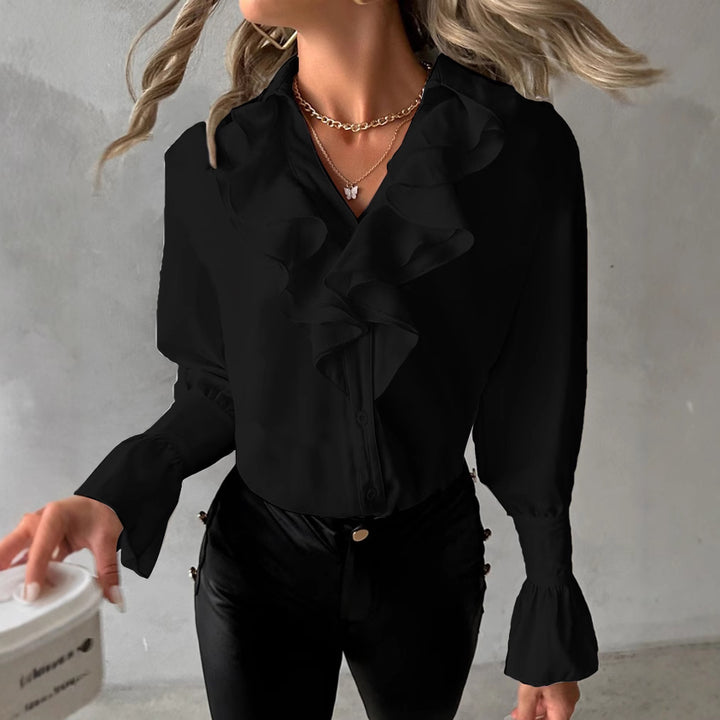 Damebluse med iøjnefaldende flæsedetaljer og elegante manchetter Stilla