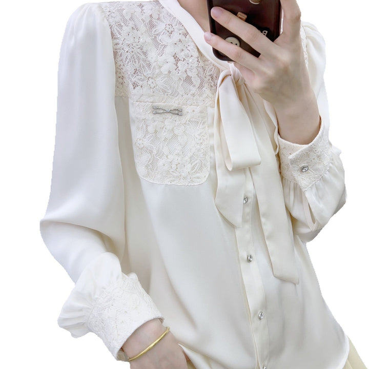 Damebluse med fin spids og elegant sløjfe Stilla