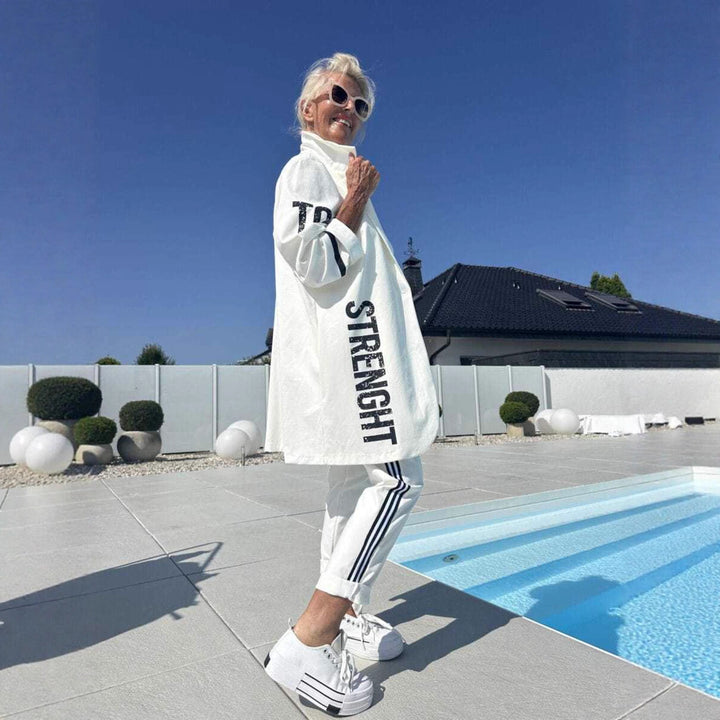 Kvinders afslappede trenchcoat med fashionable striber og stilfuld skrift Stilla