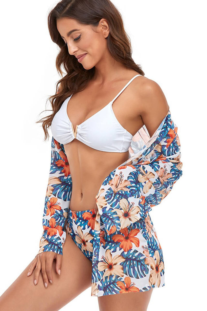 Stilla | Bikini Sæt Og Strandbluse i Hvid Med Blomster Mønster