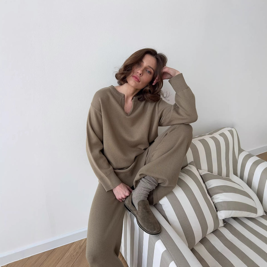 Kvinders strikket sweater med elegant halsudskæring Stilla