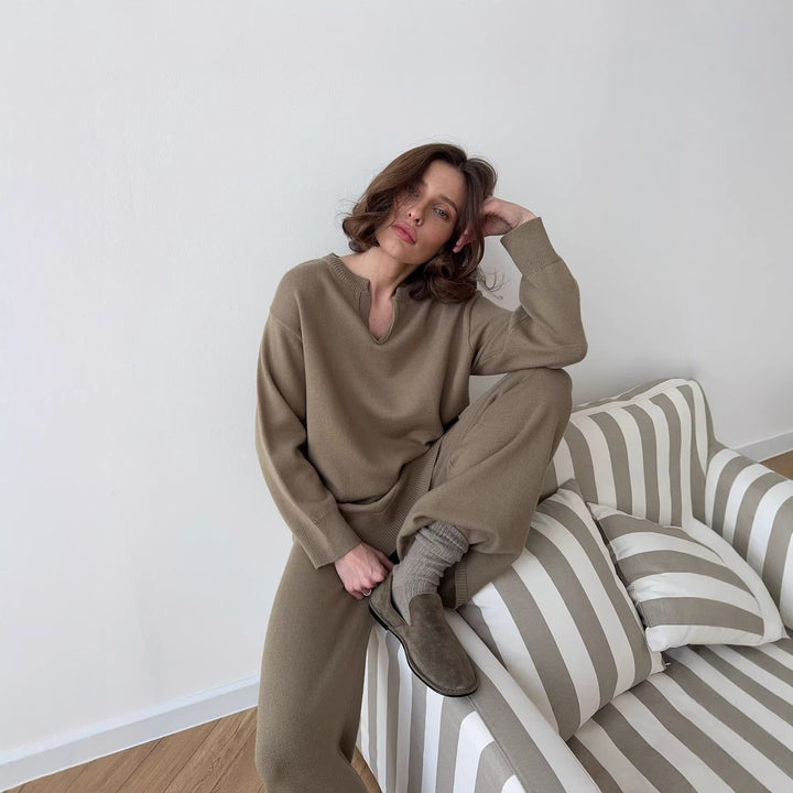 Kvinders strikket sweater med elegant halsudskæring Stilla