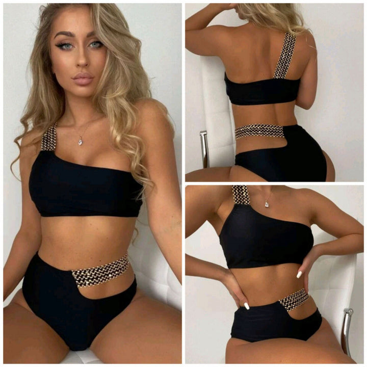 Damebikini med asymmetrisk top og elegant kædedetalje Stilla