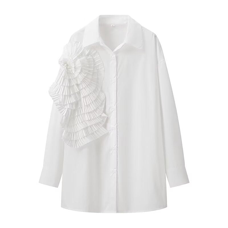 Damebluse med asymmetrisk flæse-design og elegant knaplukning Stilla