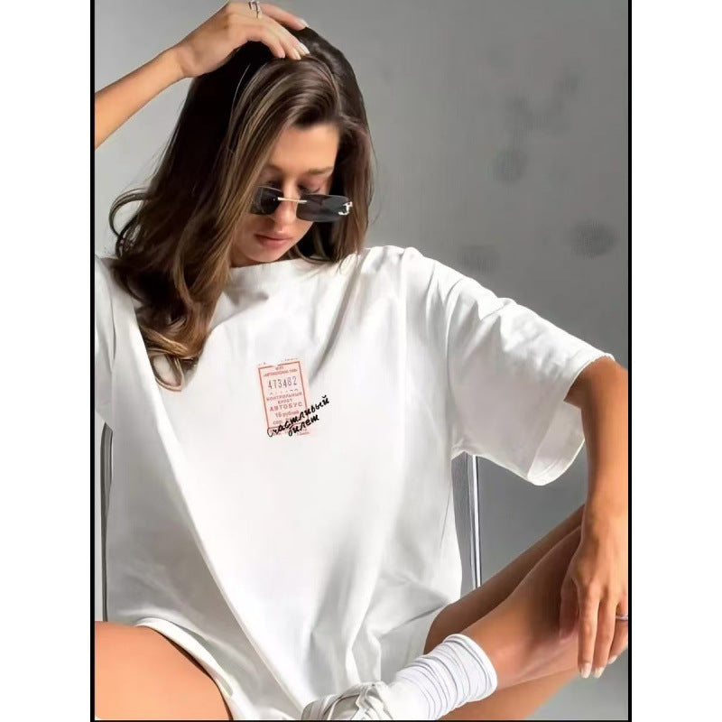 Dame T-shirt med kreativ grafisk tryk og afslappet snit Stilla