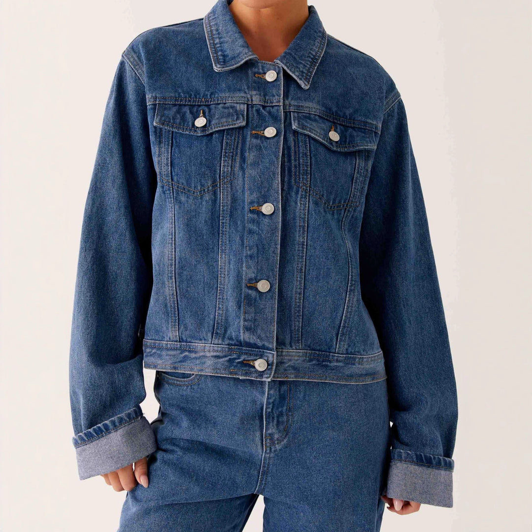 Dame trendy denimjakke i afslappet snit med påsyede lommer og knapdetaljer Skovae
