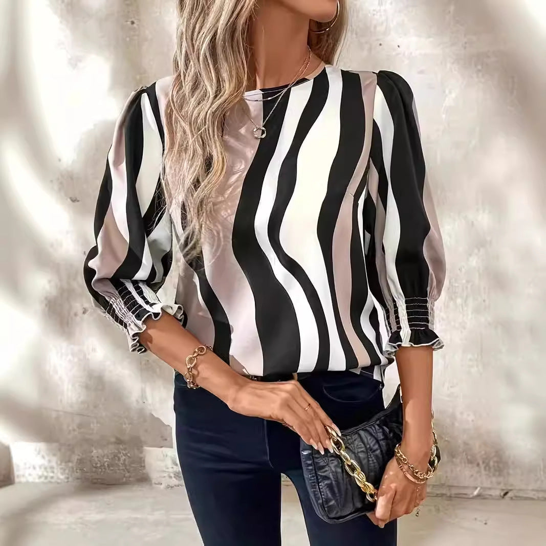Damebluse med bølgemønster og elegante flæsedetaljer Stilla