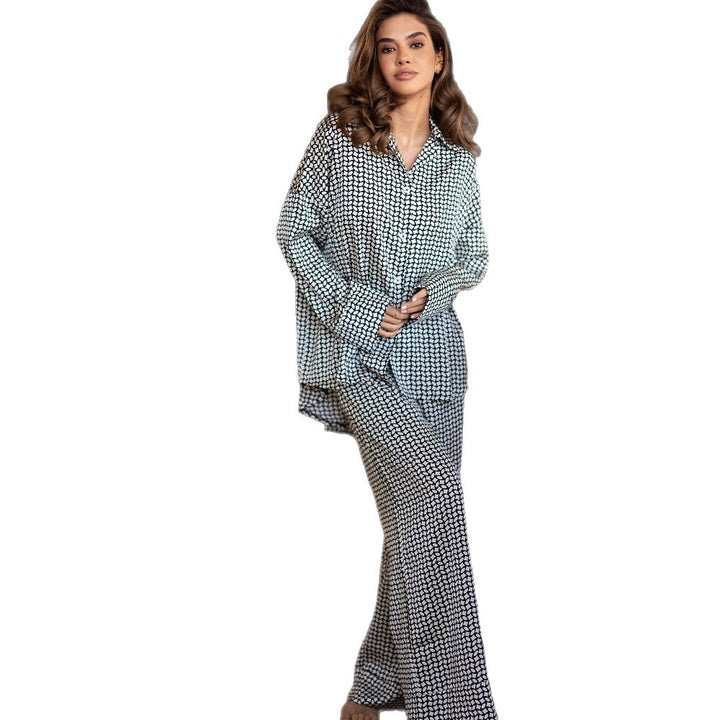 Dame luksuriøs og elegant pyjamas-sæt lavet af let stof med moderne mønstre Stilla