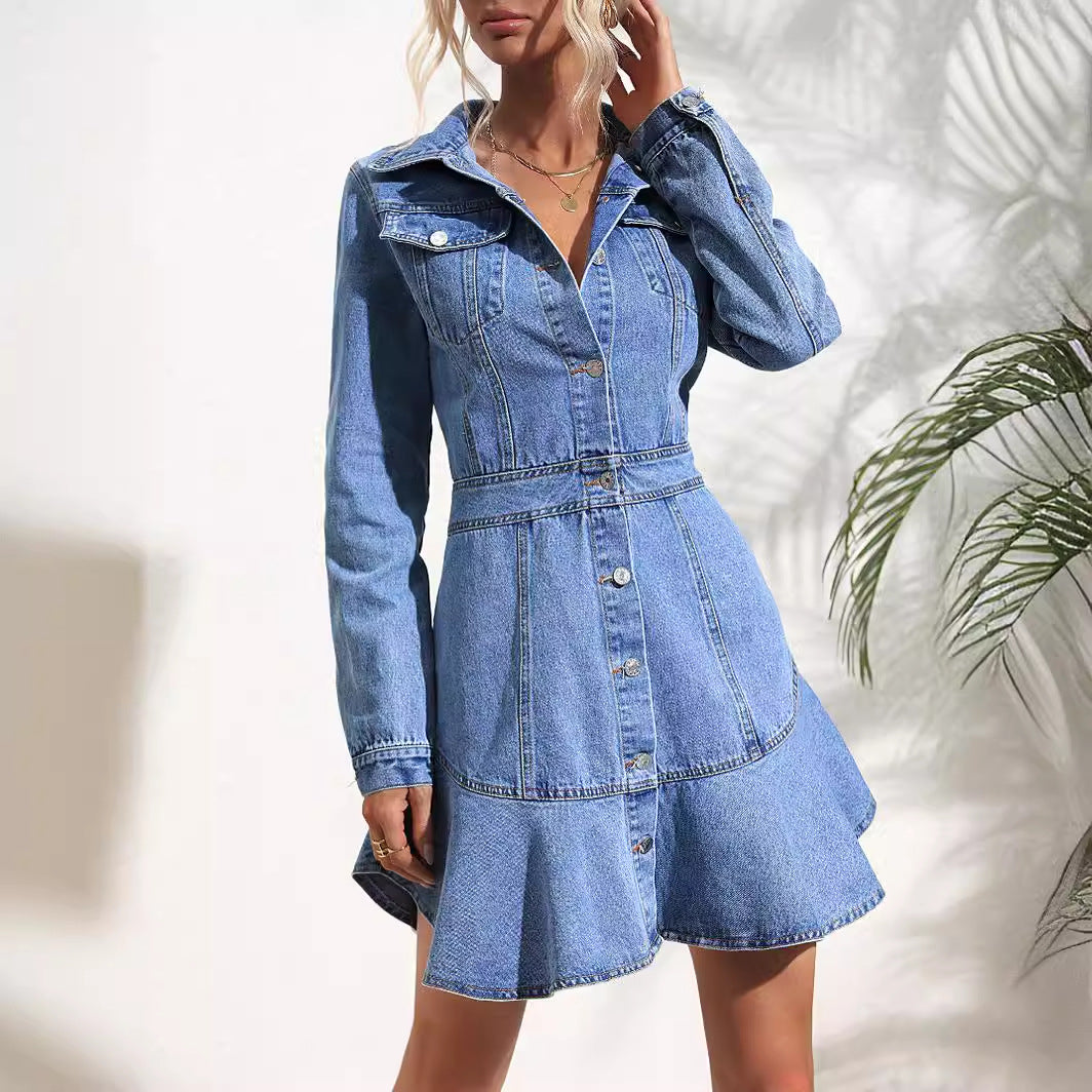 Kvinders denimkjole i moderne stil med svingende kant og figursyet silhuet Stilla