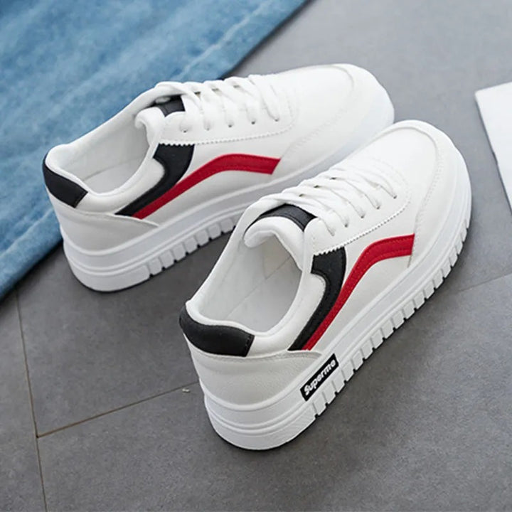 Dame mode Plateau-Sneakers med ergonomisk sål og stilfulde accentlinjer Stilla