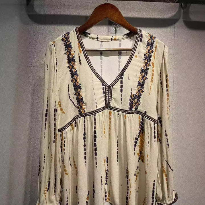 Damebluse med romantisk V-hals og kunstnerisk broderedesign Stilla