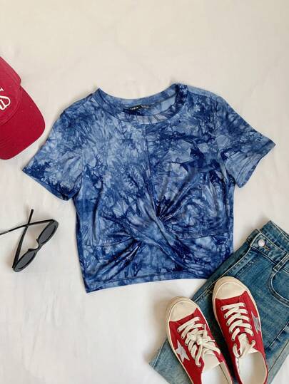Dame Crop-T-shirt med stilfuld knude-design og batikmønster Stilla