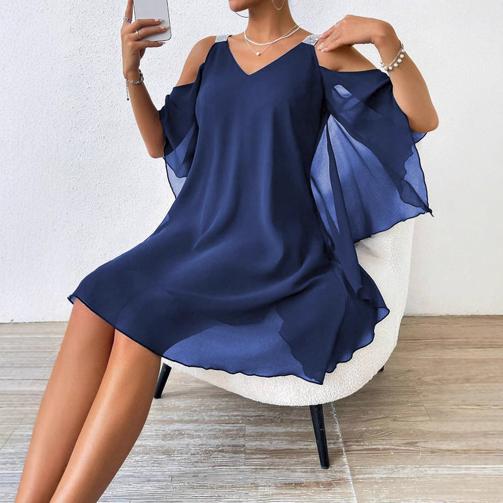 Dame fritidkjole med off-shoulder design og elegante detaljer Stilla