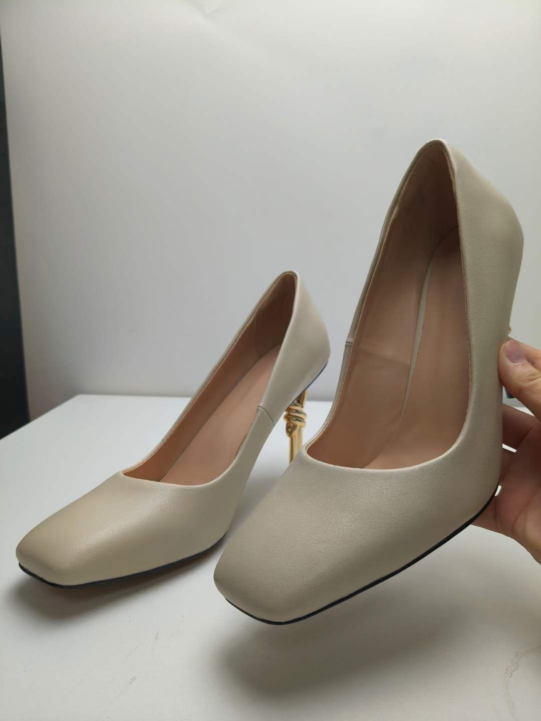 Femme Elegante Spids-Tå Høj-Hæl Pumps med skulpturel gylden accent Stilla