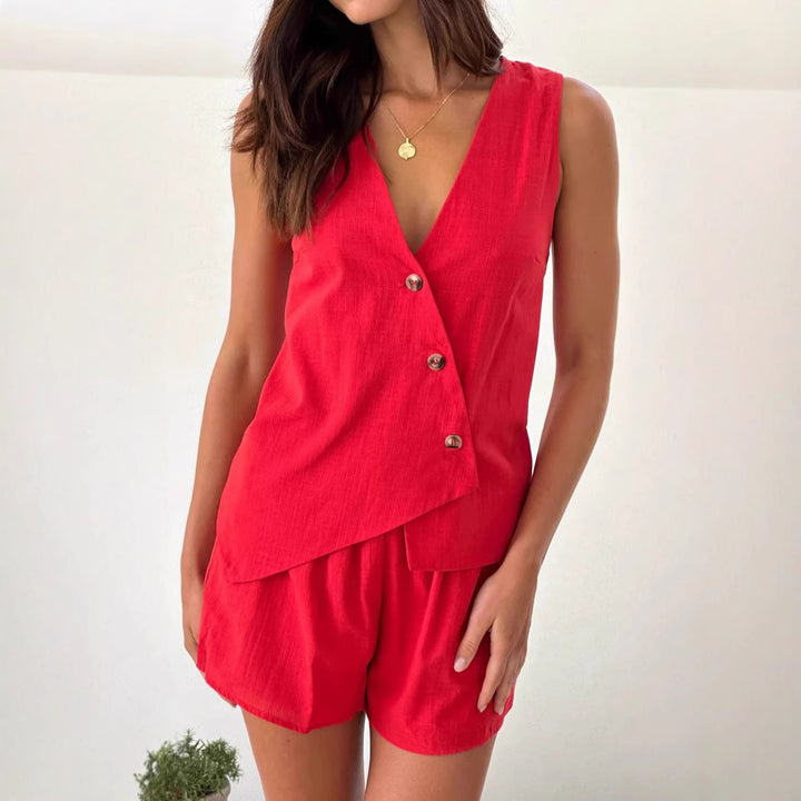 Kvinders afslappede sommeroutfit med V-hals og asymmetrisk snit
