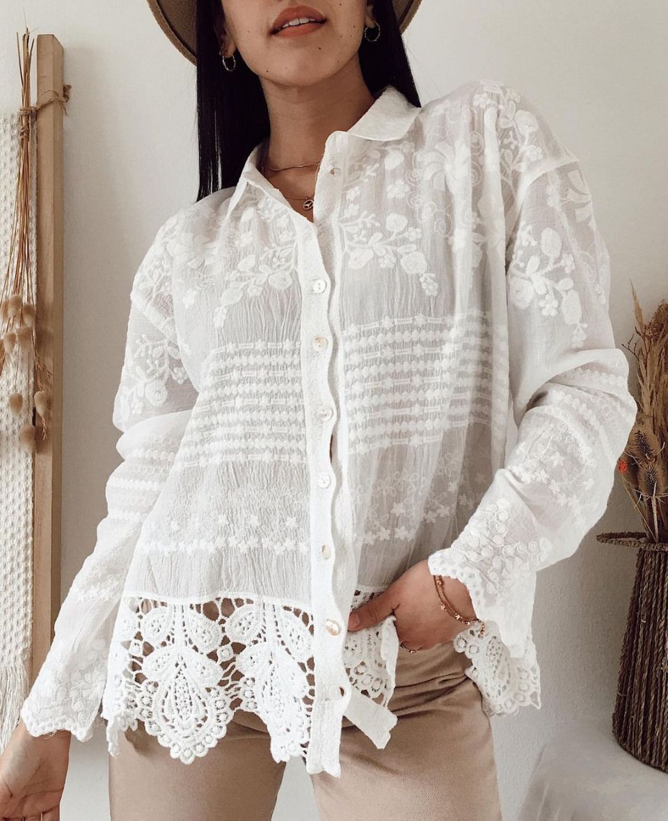 Dame elegant spids bluse med florale broderier og knaplukning Stilla