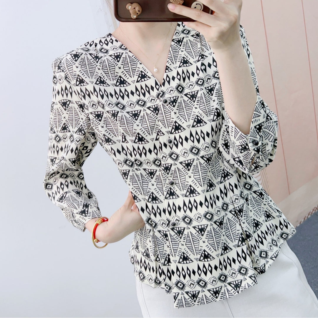 Damebluse med moderne V-udskæring og dekorativt mønstertryk Stilla