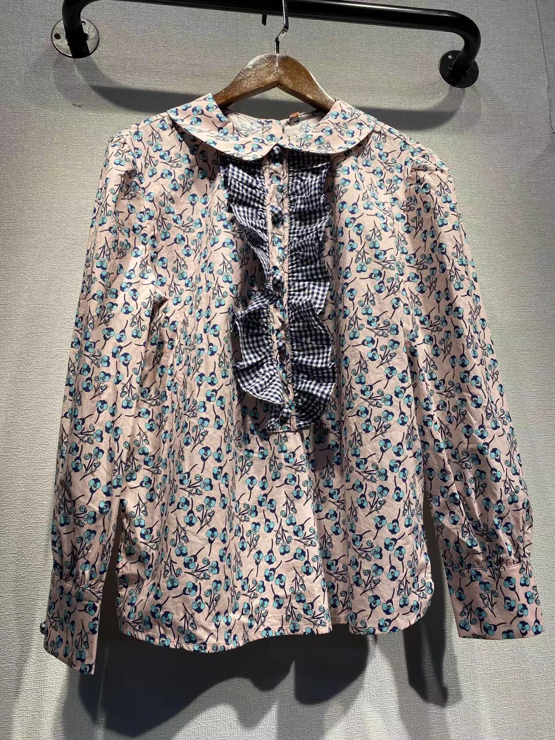 Damebluse med floralt design og elegant krave Stilla