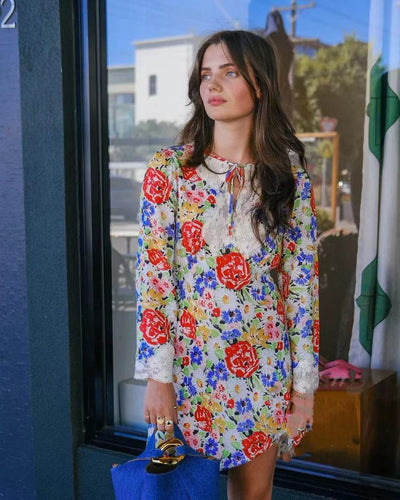 Dame forårskjole med floral blondeindsats og charmerende ærmedetaljer Stilla