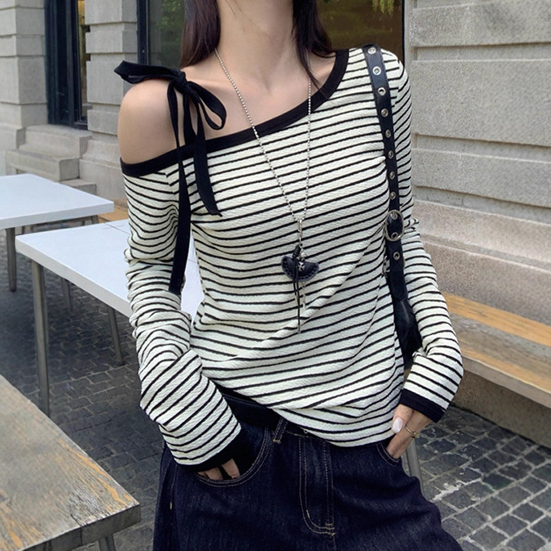 Kvinders off-shoulder langærmet skjorte med stribet design og dekorative bue detaljer Stilla